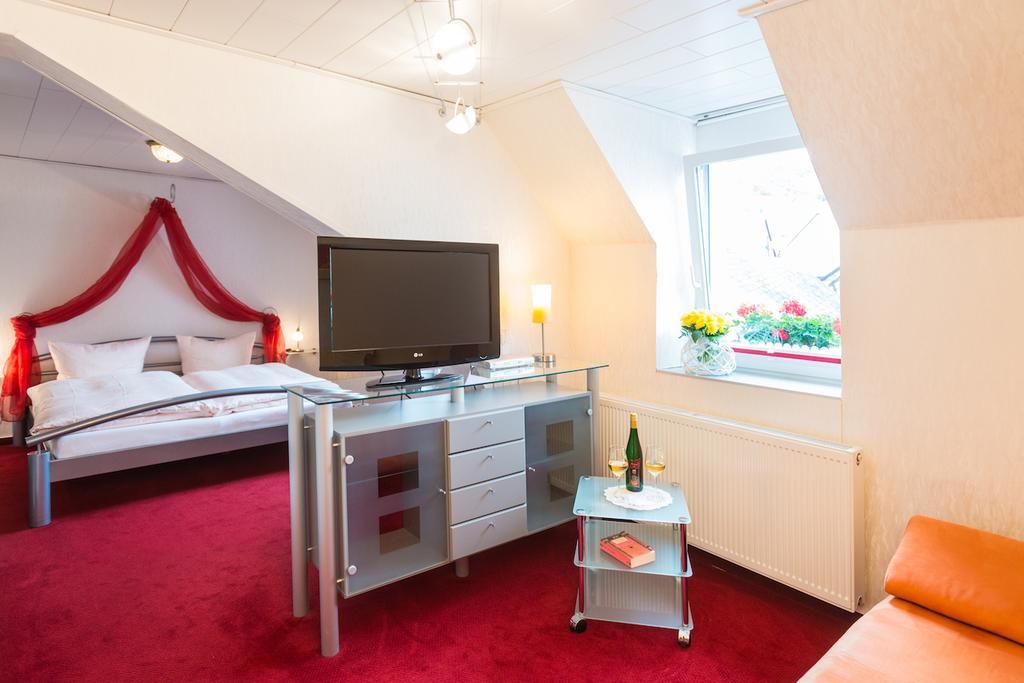 Moselromantik-Hotel Zum Loewen Ediger-Eller Exteriör bild